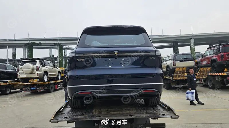 2025上海车展：深蓝S09预售价23.99-30.99万